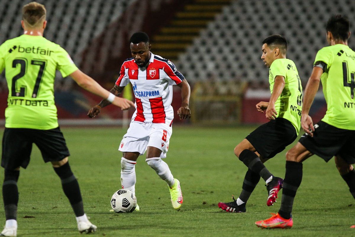 A második félidőben csak nyomozták a labdát a CFR játékosai •  Fotó: Facebook/FK Crvena zvezda