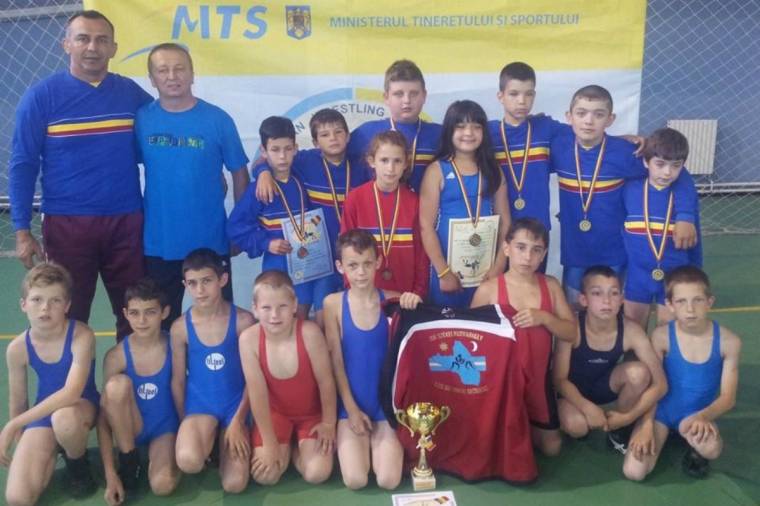 Taroltak az ifjúsági birkózók