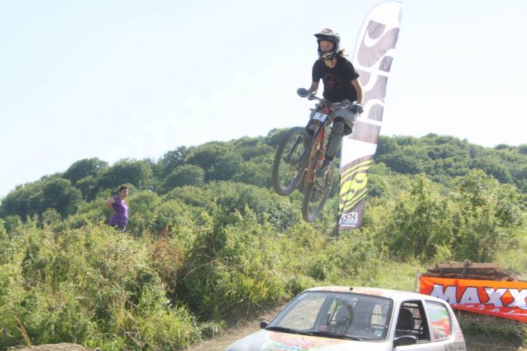 Hegyikerékpár-verseny az Agyagdombon