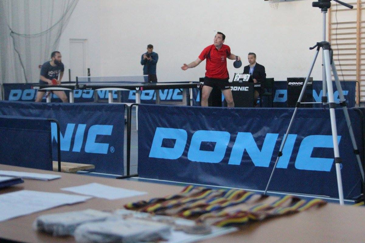 György Szilárd (piros mezben) mindössze két meccset kapott ki a bajnokságban •  Fotó: Facebook/CS Politehnica Cluj Napoca - tenis de masa