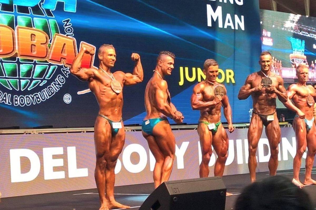 Negyedik hely a vébén. Az udvarhelyi testépítő (képen balról) jövőtől már a felnőttek között áll sorba &bullet;  Fotó: Facebook