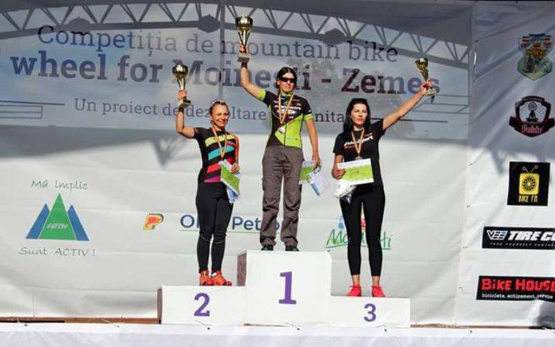 Fodor Emese a dobogó tetején. Rosszul indult, de jól végződött a versenye &bullet;  Fotó: Facebook