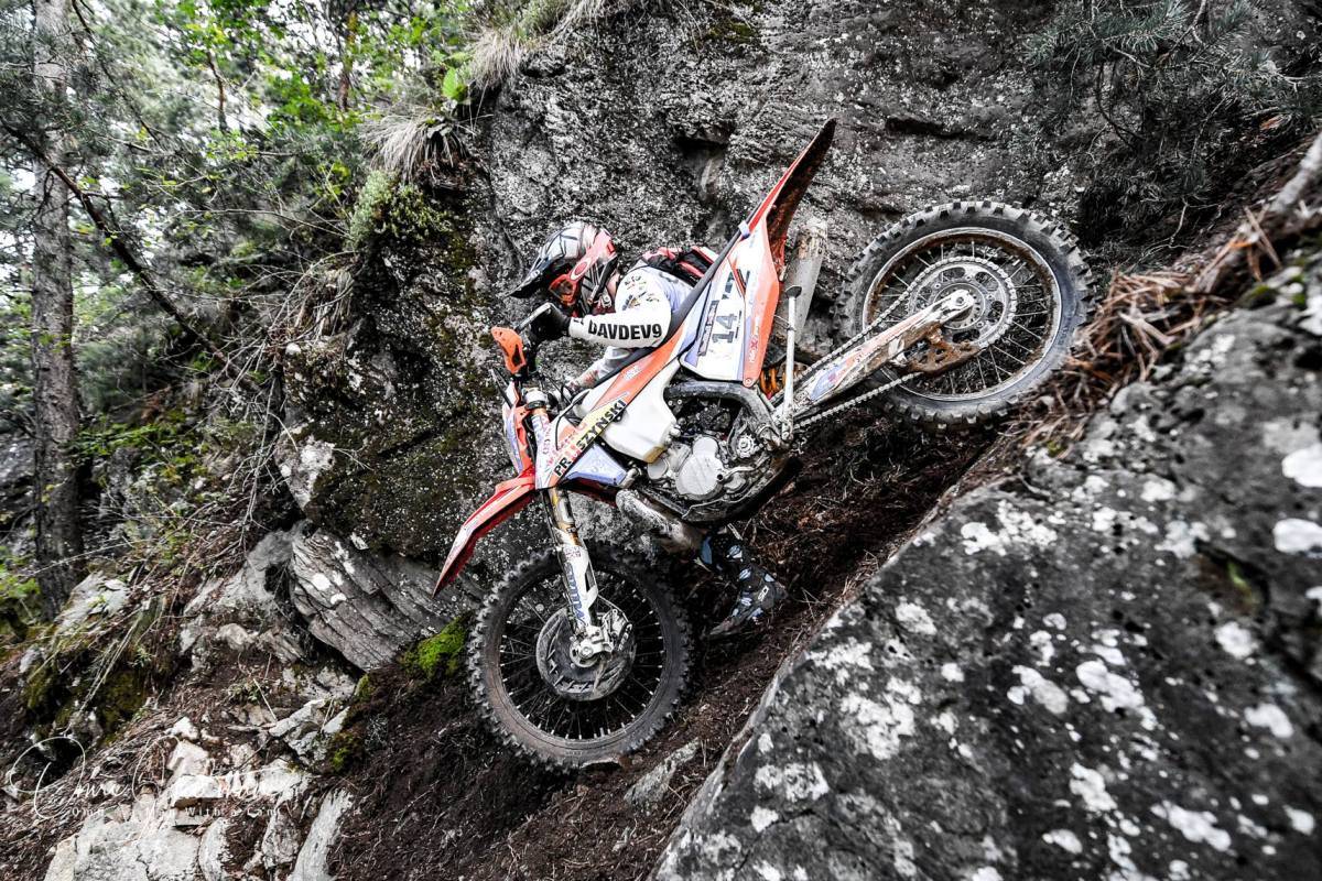 Varga Zsolt úttalan utakon. Nemcsak a hegyek megmászása volt nehéz, hanem az ereszkedés is &bullet;  Fotó: Omri Gutman