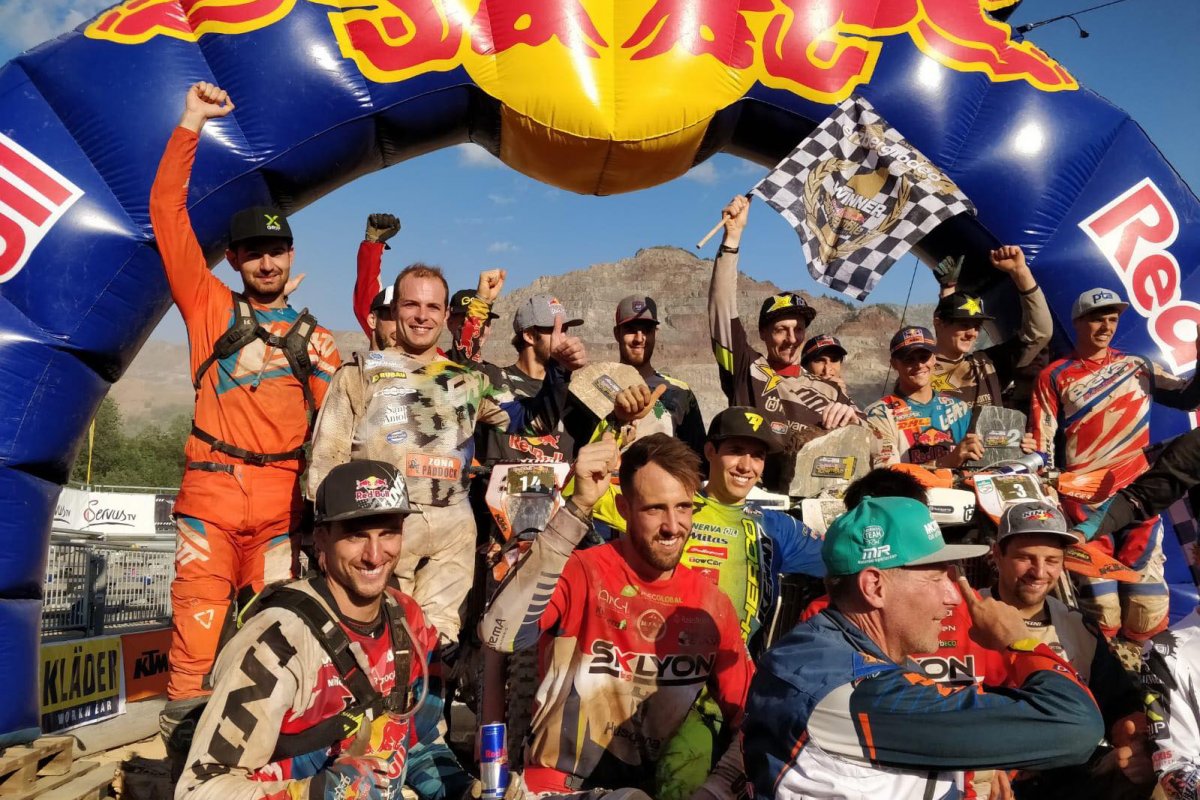 Akik célba értek. Idén 23 motorosnak sikerült. Józsa is ünnepelhetett (balra, narancsárga öltözékben) &bullet;  Fotó: Red Lynx Photography