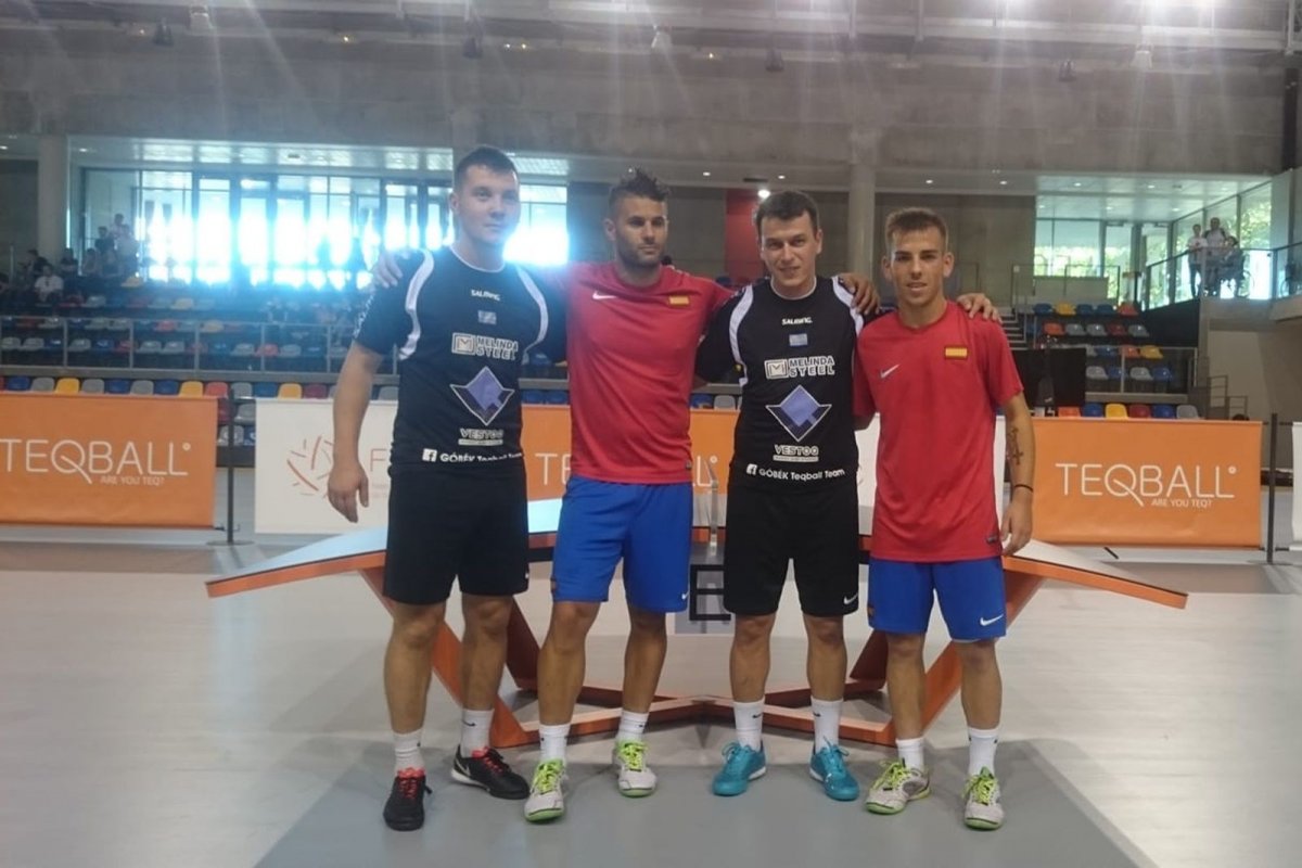 Lázár és Ilyés (fekete mezben), illetve spanyol ellenfelük &bullet;  Fotó: Facebook/Góbék Teqball Team