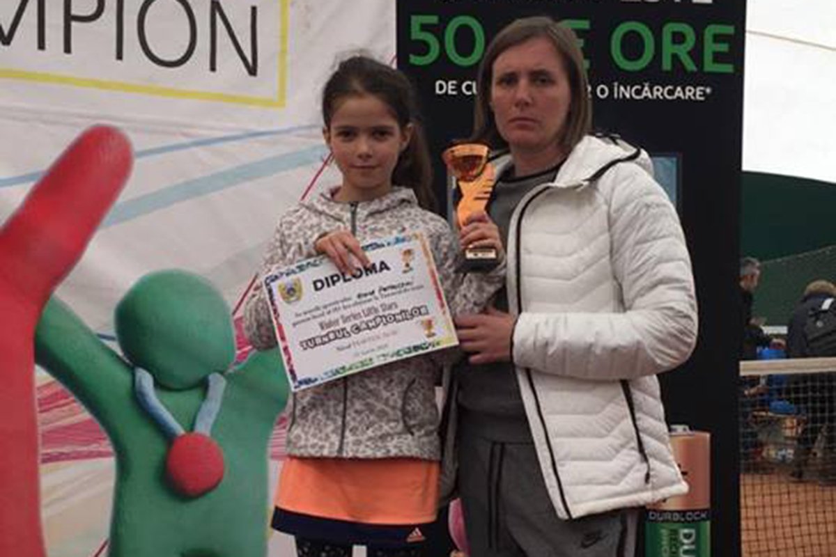 Az udvarhelyi kis teniszező és edzője 