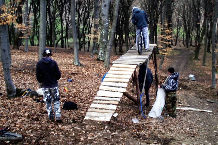 Downhillpályát építettek az udvarhelyi fiatalok
