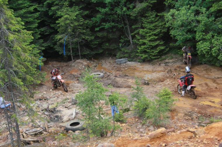 Tilos motorozni, offroadozni a környék erdei útjain, legelőin