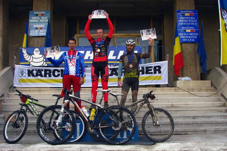 Három defekttel is második lett