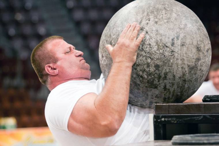 Erősember-vetélkedő a minifocipályán