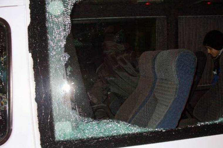 Huligánok támadták meg a gyerekek autóbuszát Bákóban