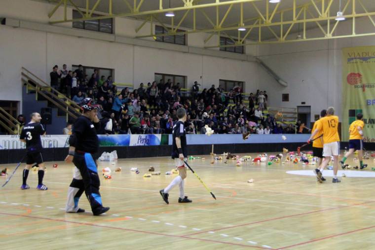 Több száz mackót dobtak a pályára