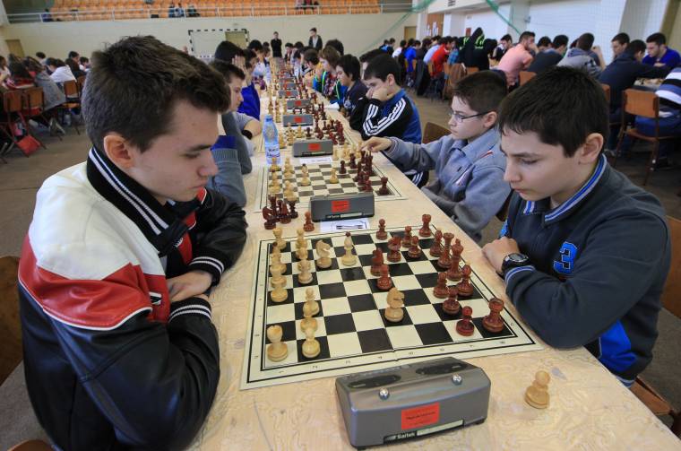 Sakkozni tanítják a gyerekeket