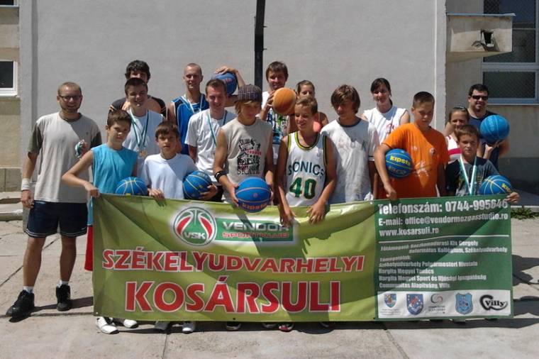 Streetballbajnoksággal avatták fel a kosárpalánkokat