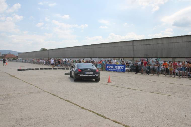 Füstölgő gumik a keresztúri vonatállomásnál