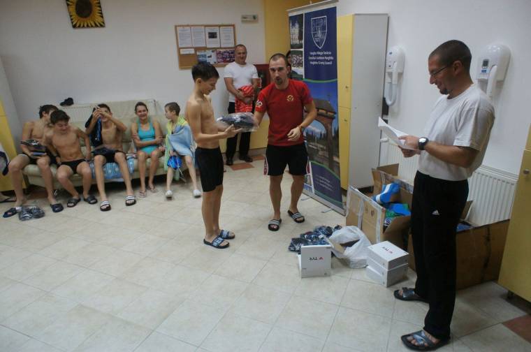 Új öltözéket kaptak az úszók