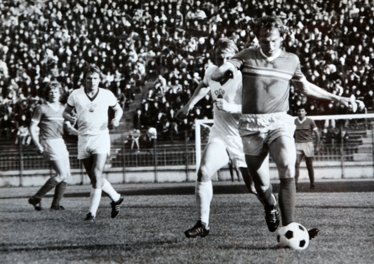A román válogatottban 1976-ban az NDK elleni találkozón •  Fotó: Vígh József családi gyűjteménye