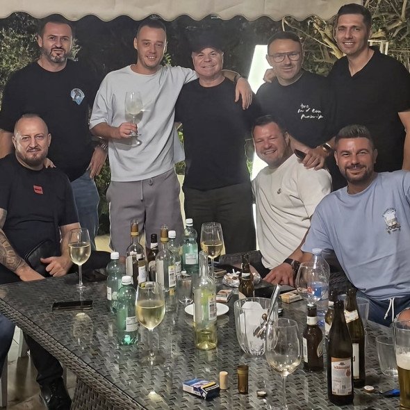 A román U21-es válogatott szakmai stábjának tagjai az ibizai összejövetelen: fent jobbról Costin Curelea szövetségi kapitány &bullet;  Fotó: Instagram/nicugheara