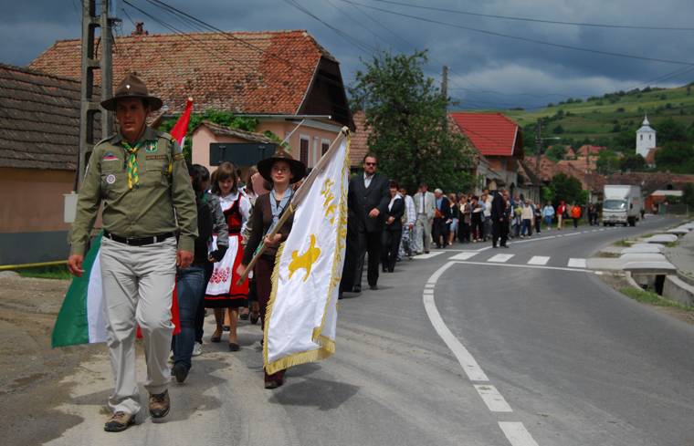 Gumicsizmában, viharkabátban is „állták a sarat”