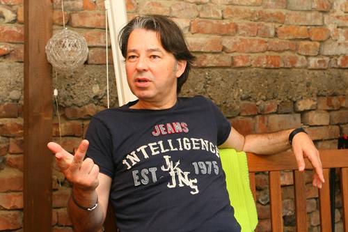 Amióta a Piramis énekese lett, Révész nem áll szóba vele