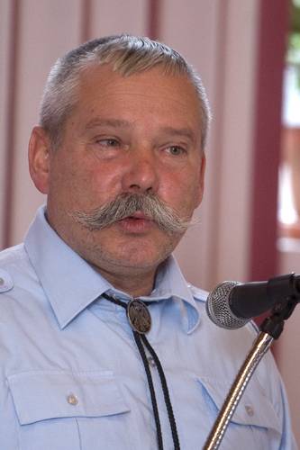 Lelkipásztor és „bajuszbajnok”