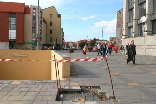 Építik az aluljáró bejáratának a tetejét