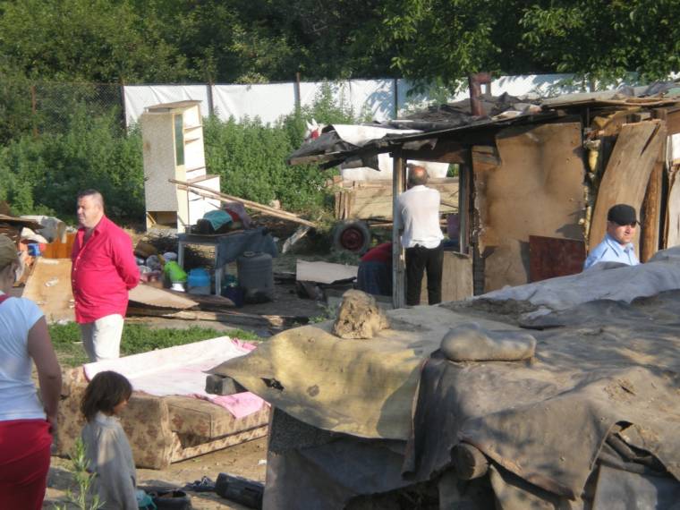 Veszekedő roma családok és szabálytalanul parkolók