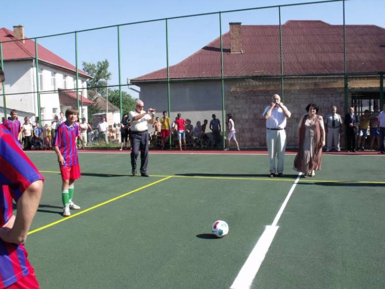 Felavatták a backamadarasi sportpályát