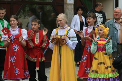 Folklórfesztivál – magyar hagyományőrzők nélkül