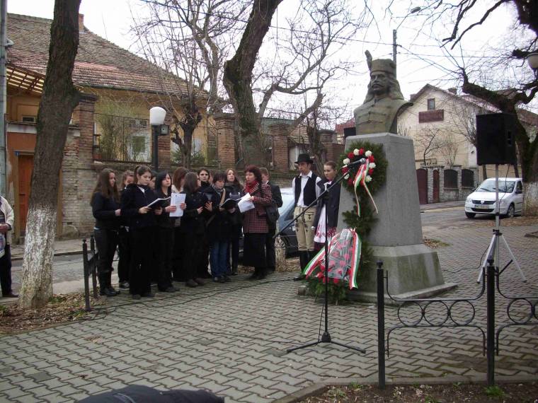 Születésnapi koszorúk a fejedelemnek