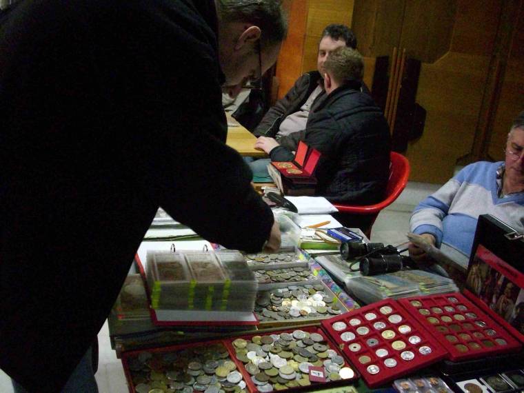 Bélyegek, képeslapok, régiségek