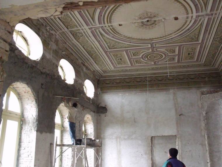 Jövő nyáron végeznek a Rhédey-kastély felújításával