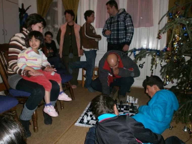 Kalapos buli egy hűtőszekrényért