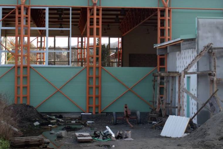 Szünetel az építkezés a szovátai sportteremnél