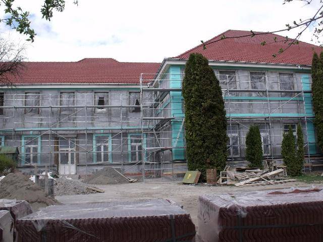 Az új épületből ballagnak Nyárádszeredában