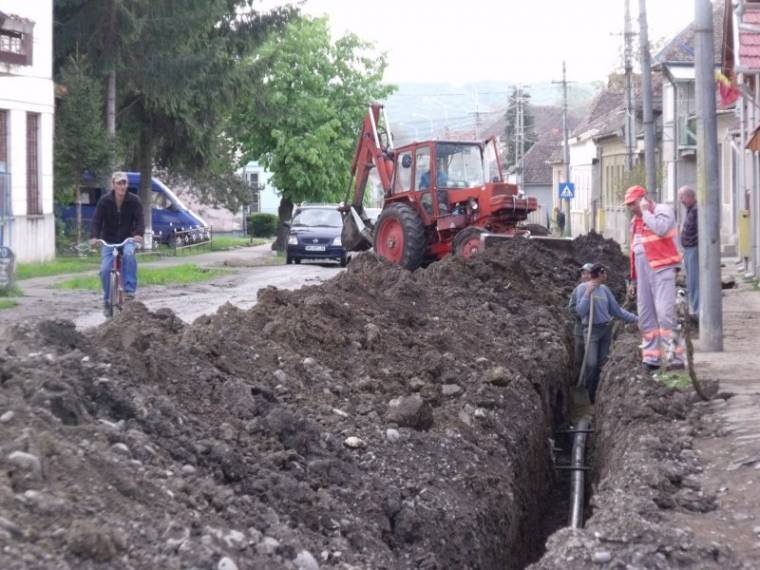 Építik az ivóvízhálózatot Nyárádszeredában