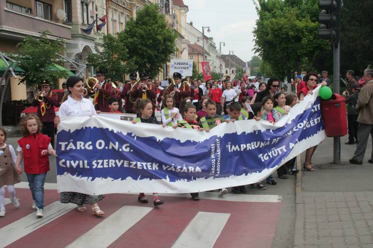 Vásáron a közösségért „dolgozó” civil szervezetek