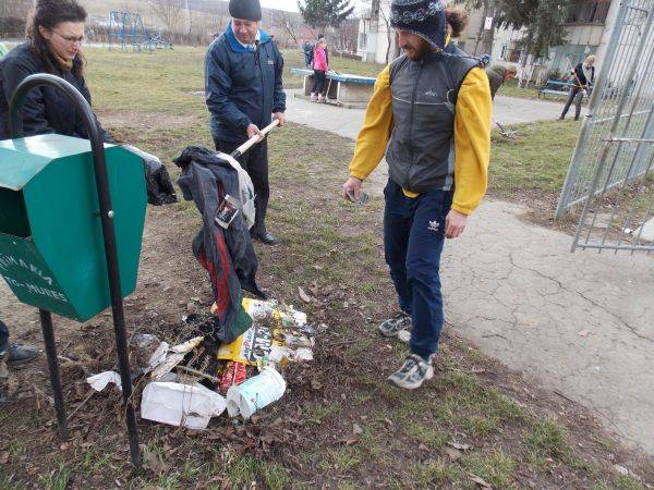 Folytatódott a játszótér-takarítás