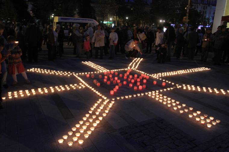Az együttérzés lángjai világították meg a tereket