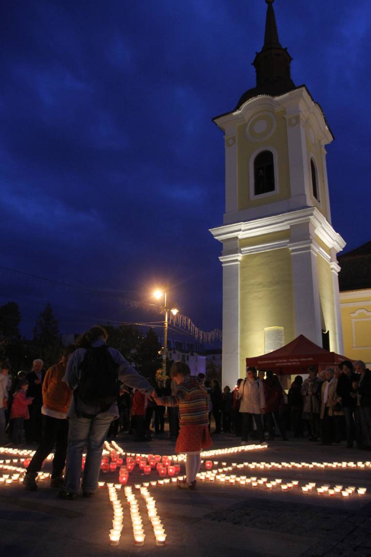 Ezer gyertya égett péntek este a Színház téren