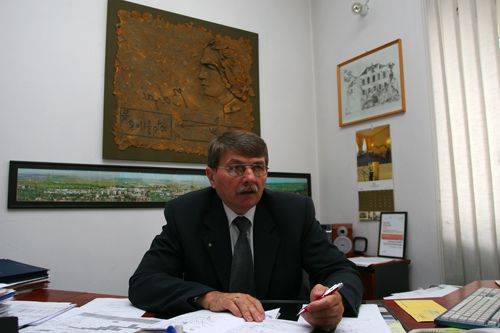 Ki is valójában Csegzi Sándor?