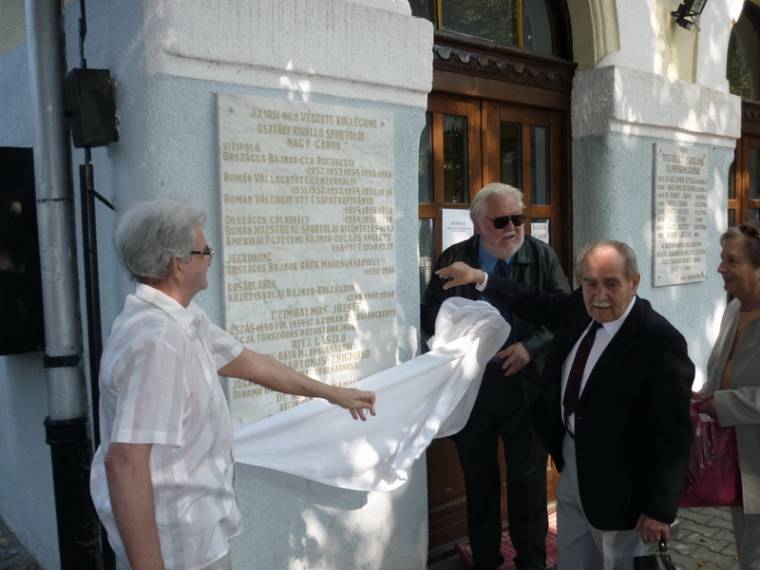 Márványtábla a hatvan évvel ezelőtti sportcsillagoknak