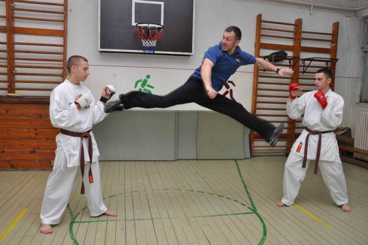 Mozogjon a gyerek – önuralmat és fegyelmet tanulnak a karatésok