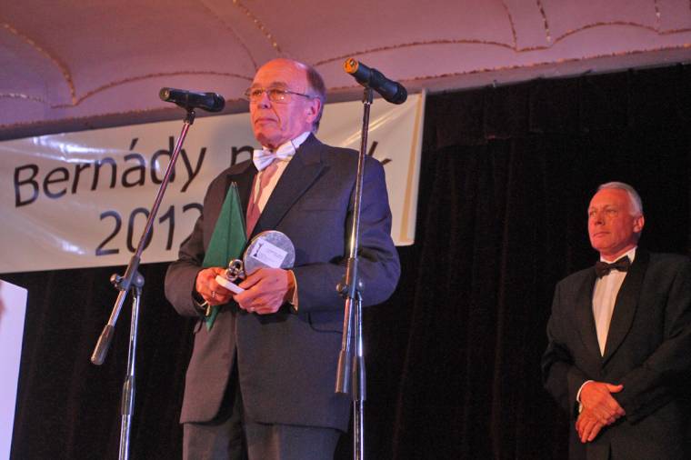 Bernády-emlékplakett az élvezhetőbb estékért