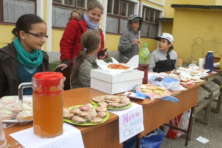 Sütöttek-főztek a sulirádióért