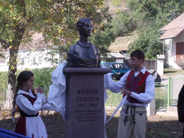 Kétszáz év után szobrot kapott az angol királynő szépanyja