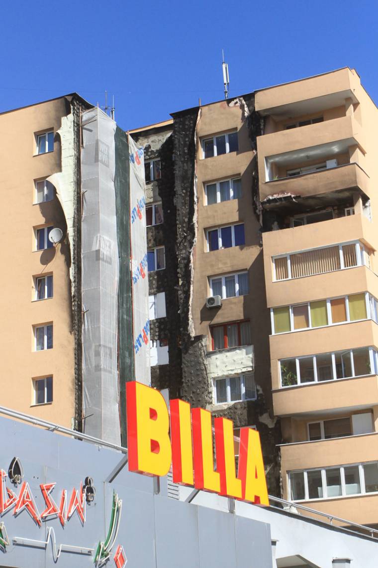 Újraszigetelik a leégett lakótömböt