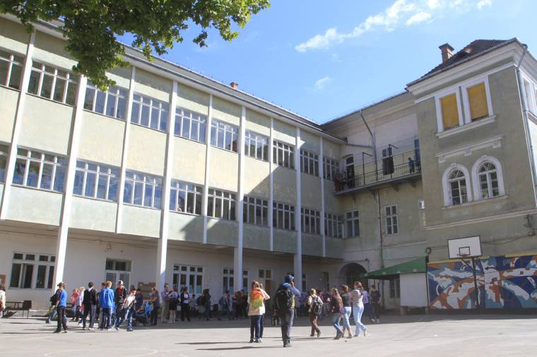 Repülnek a cserepek a Művészeti Líceumról