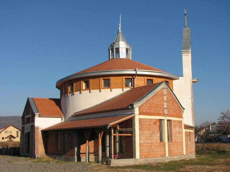 Az ölelő karnak csak az egyik fele van kész