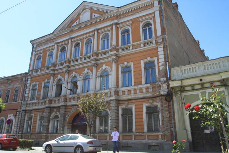 Vakolatdarabok és téglák potyoghatnak a járókelőkre